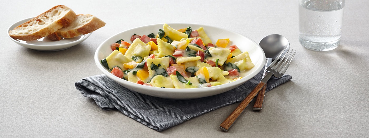 Ravioli auf Teller mit Besteck